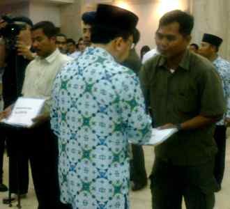 Foke Beri Santunan Korban Rusuh Koja