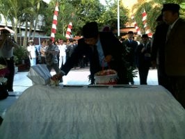 Gubernur Soekarwo Nyekar ke Makam dr Soetomo 