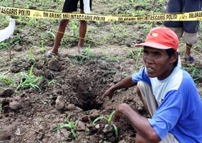 Timbulkan Suara Ledakan Keras dan Lubang Sedalam 25 Cm