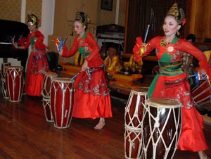 Jaipong, Jazzunda Kecapi Mencuri Hati Publik Napoli