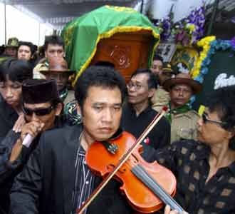Mengusung Jenazah Gesang