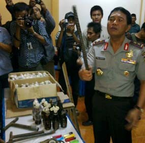 Polisi Amankan 2 Kardus Bom Molotov