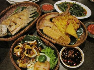 Ngaririung Menikmati Gurame Sambal Cobek