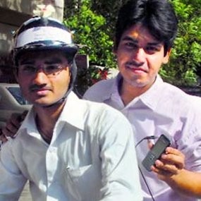 Mahasiswa India Buat Charger HP di Helm