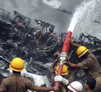 Memadamkan Api di Pesawat Air India
