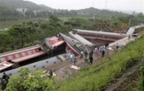 Kereta Anjlok Diterjang Badai di China, 10 Orang Tewas