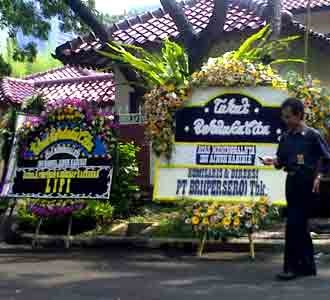 Rumah Habibie Banjir Karangan Bunga