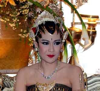 Dian Sastro Pakai Baju Adat