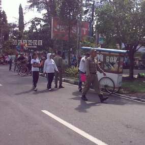 PKL dan Satpol PP Kucing-kucingan di Car Free Day