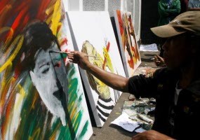 5 Seniman Beraksi Melukis Susno di PN Jaksel