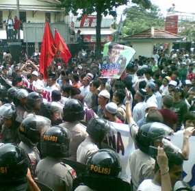  Saling Ejek, Massa Pro & Anti Susno Bentrok