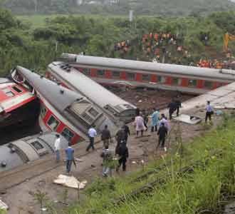 Kereta Tergelincir, 10 Orang Tewas