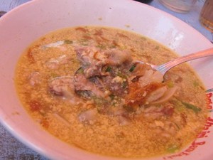 Sluurrp..Hangat Segar Soto Kuning