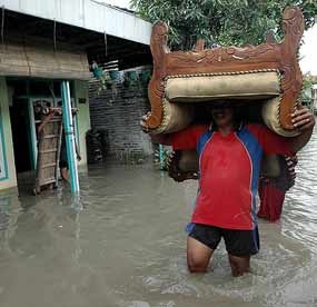 Banjir Terjang Trenggalek, Ratusan Rumah & Sekolah Terendam