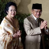 Ainun Hembuskan Nafas Terakhir Ditemani Elusan Habibie