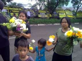Karangan Bunga Duka Cita Ainun Habibie Dipreteli Warga