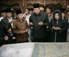 Layat Ainun, SBY 30 Menit Ngobrol dengan Habibie
