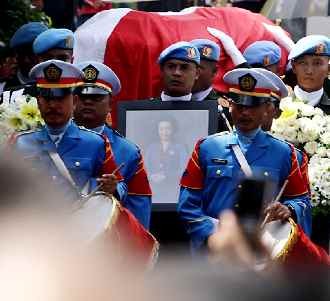 Iring-iringan Jenazah Ainun Habibie