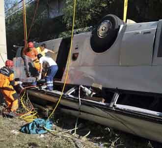 Bus Terjun Bebas 16 Turis Tewas
