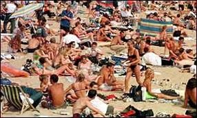 Ibu Asyik Berjemur, Bayi 5 Bulan Melepuh Akibat Sinar Matahari