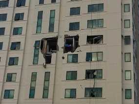 Tembok Apartemen Bolong, Teralis Terlempar Keluar
