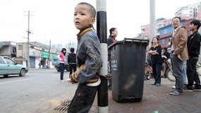 Didera Kemiskinan, Ayah Melelang Putranya!