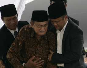 Puisi Cinta untuk Ainun di Dunia Maya Bukan Karya BJ Habibie