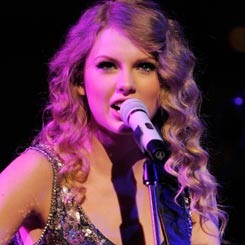 Gubrak! Taylor Swift Terpeleset di Atas Panggung
