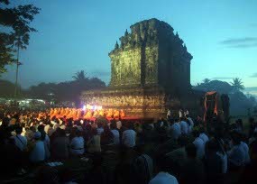 Peringati Waisak, Ribuan Umat Buddha Meditasi Bersama di Candi Mendut 