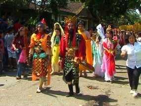 Ritual Puja Bhakti, Ribuan Umat Berjalan Kaki 6,5 Km