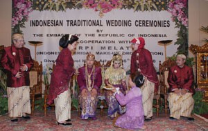 Seremoni Pernikahan Tradisional Indonesia Memukau di Athena