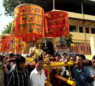 Mengarak Patung Buddha