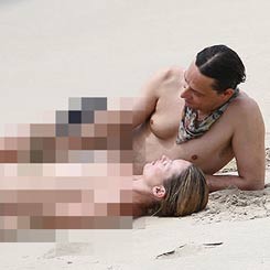 Kate Moss Topless di Pantai Bareng Pacar