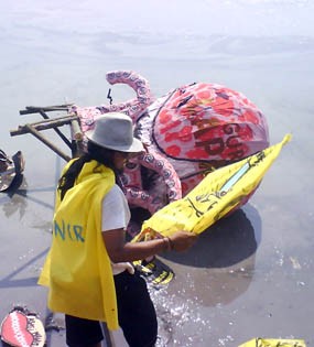 Kepala Aburizal Bakrie Dilarung ke Kolam Lumpur