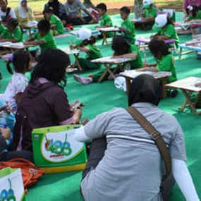 100 Siswa TK Asyik Mewarnai di Depan Museum Fatahillah