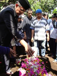 Bupati Bandung Barat Beri Santunan Rp 1 Juta per Orang