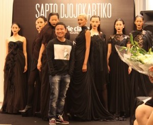Koleksi Terbaru Sapto Djojokartiko Untuk Harvey Nichols