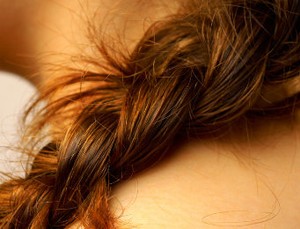 3 Cara Praktis Atasi Rambut Bercabang