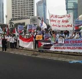 200-an Orang Aksi Black Monday di Bundaran HI