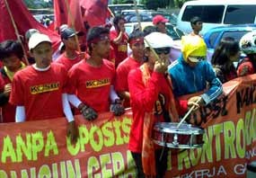 Pendemo Salat Zuhur & Gaib di Bundaran HI