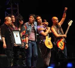 Biar Hujan, Slank Maju Terus Pantang Mundur