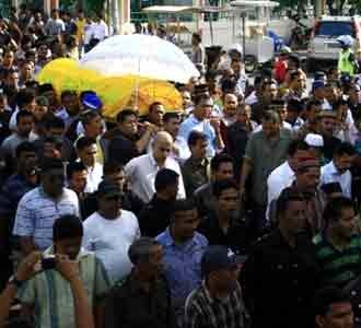 Mengusung Jenazah Hasan Tiro