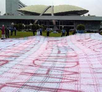 Aktivis Peduli PRT Bentangkan Serbet Raksasa