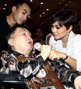 Jenazah Pance F Pondaag Akan Dikremasi 6 Juni 2010