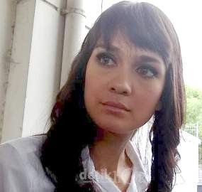 285px x 270px - Luna Maya Bimbang Penjarakan Penyebar Video Porno