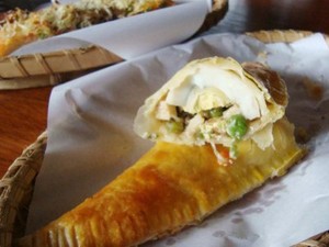 Pizza Meteran dan Pastel Snack, Nyam..Nyam!