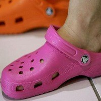 Bocah Selamat dari Sengatan Listrik Berkat Crocs