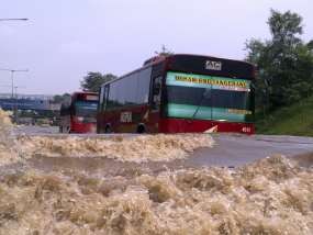 Gara-gara Banjir Tol Bintaro, Nueng Nyaris Gagal Nikah