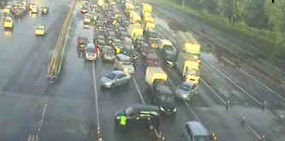 Petugas Mulai Sedot Air di Tol Bintaro 