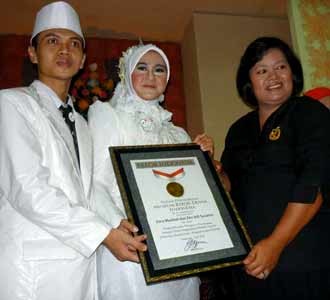 Pernikahan Bertema Limbah Raih MURI